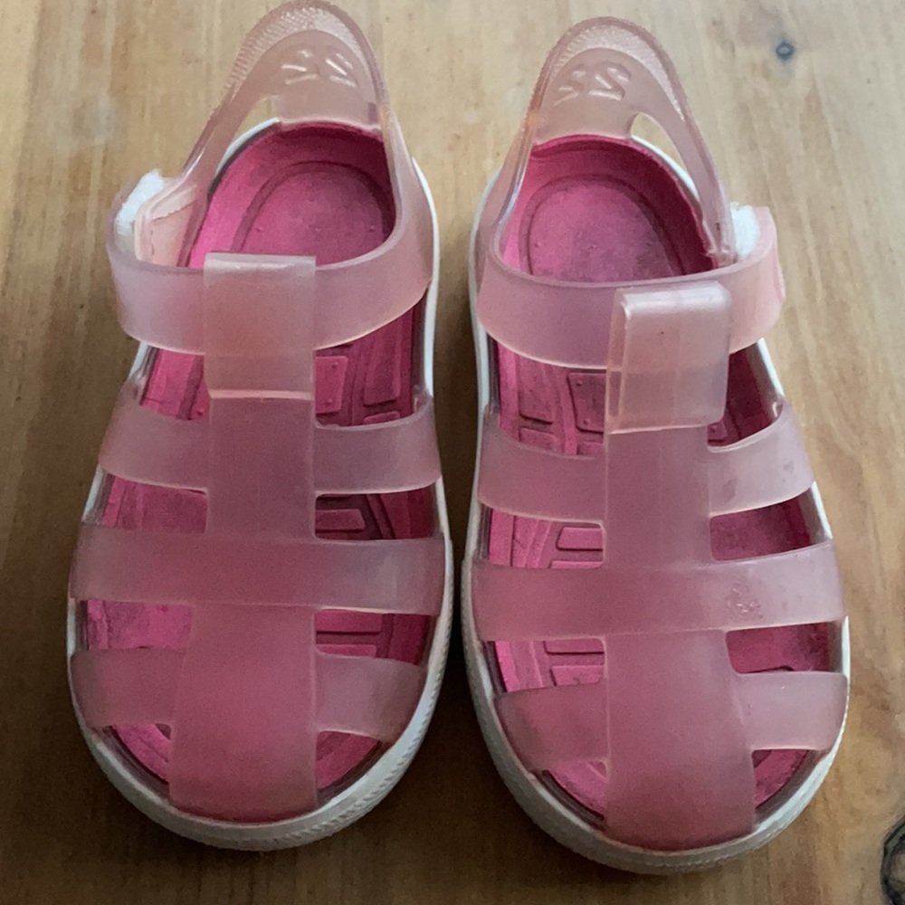 Super cute little pink sandels